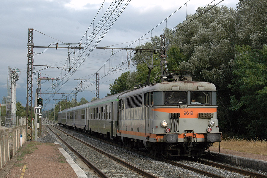 Le TER 882178 Amb&eacute;rieu - M&acirc;con-Ville arrive &agrave; Polliat, BB 9619 en t&ecirc;te.