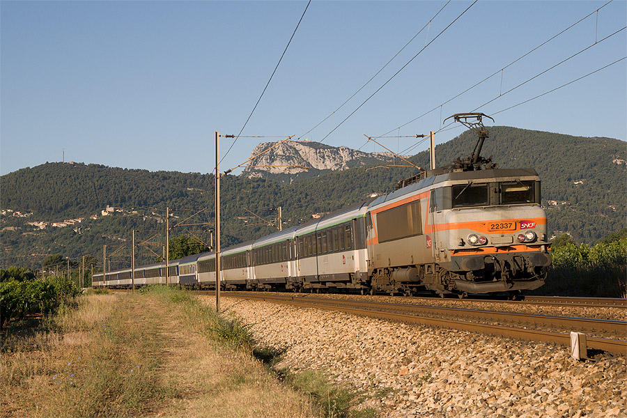 Passage à Cuers, du train 4297 "Alsace-Riviera" Strasbourg - Nice-Ville. À noter, la présence d'une voiture UIC Bc9x en milieu de rame, bien loin des standards requis par le service Lunéa.