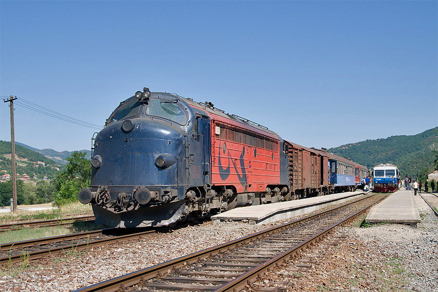 La Nohab 007 au train 4300 Le&scaron;ak - Kosovo Polje, pr&ecirc;t au d&eacute;part en gare de Le&scaron;ak. &Agrave; droite, l'autorail en provenance de Kraljevo, pr&ecirc;t &agrave; y repartir.