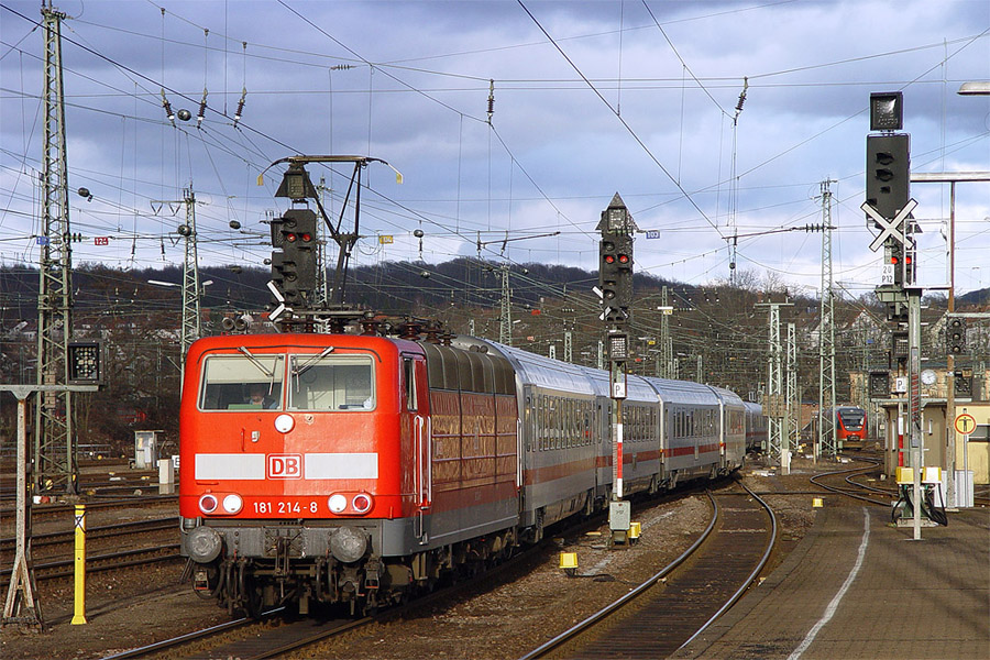 La BR 181 214-8 entre en gare de Saarbrücken Hbf, en tête du train EC 56 Frankfurt am Main Hbf - Paris-Est.