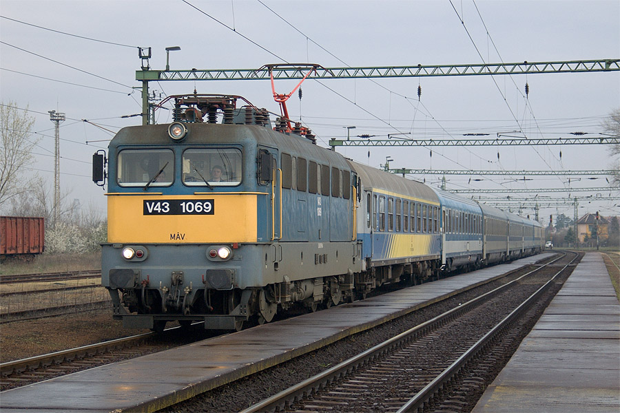 L'IC 802 Budapest - P&eacute;cs passe sans arr&ecirc;t &agrave; Ercsi. Il achemine en t&ecirc;te deux voitures &agrave; destination de Sarajevo. Les voitures seront achemin&eacute;es par le train 812 &agrave; partir de P&eacute;cs, et le train 259 &agrave; partir de Beli Manastir.