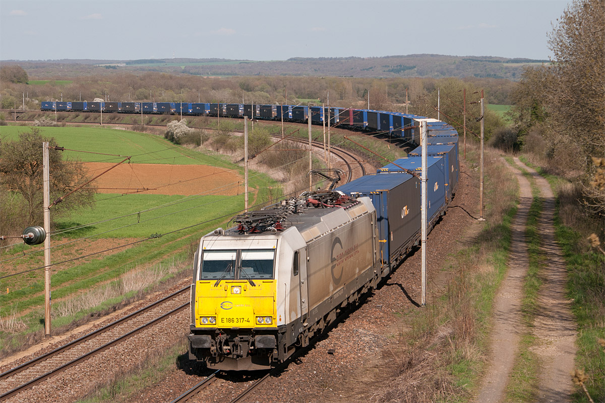 Train Unit45 tracté par la 186 317-4 d'ECR, passe sur le saut-de-mouton de Sancy, entre Fontoy et Longuyon. Calé à Metz-Sablon, le train circule en ME120 451546 Metz-Sablon - Calais-Fréthun.