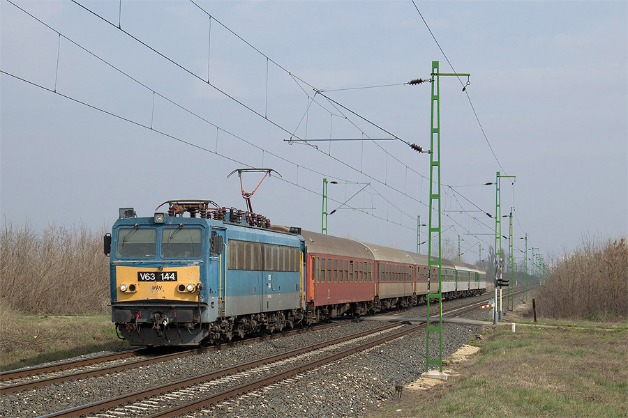 Le train 944 L&ouml;k&ouml;sh&aacute;za - Budapest Keleti pu - Gy&ouml;r - Bratislava Hl.st. &agrave; &Aacute;cs le 18/03/2007. Ce train est compos&eacute; int&eacute;gralement de voitures des ZSSK, les chemins de fer Slovaques.