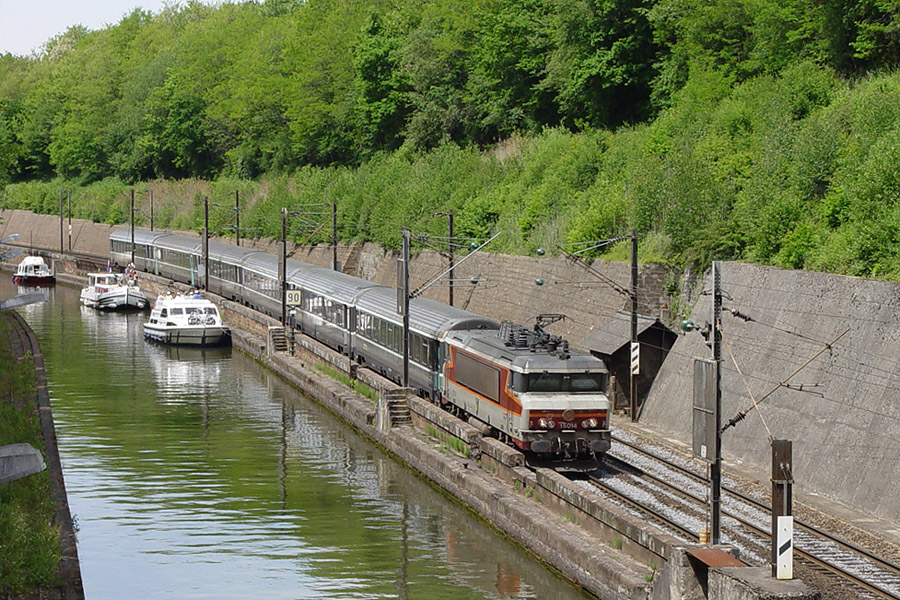 Le train 2131 Lille - Strasbourg, BB 15014 en t&ecirc;te, s'appr&ecirc;te &agrave; s'engouffrer dans le tunnel d'Arzviller.