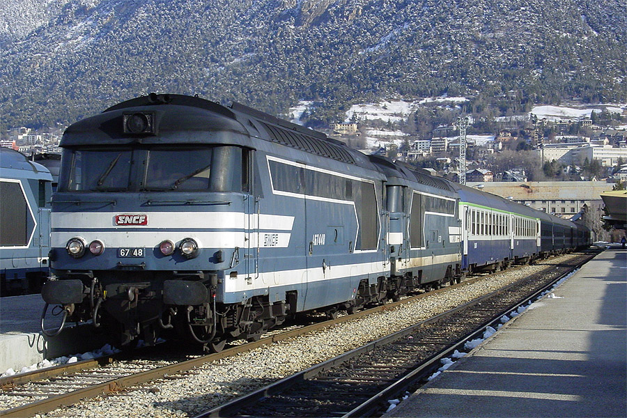 &Agrave; Brian&ccedil;on, les BB 67448 et BB 67501, s'appr&ecirc;tent &agrave; d&eacute;garer la rame bloc UIC, qui a assur&eacute; le train 5897 Paris-Austerlitz - Brian&ccedil;on.