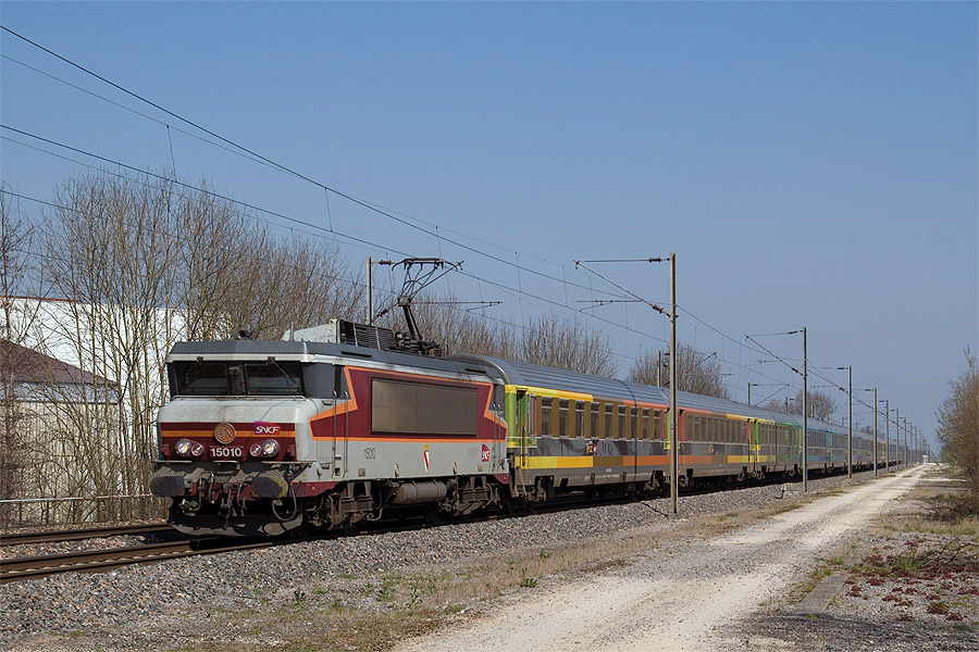 Passage &agrave; Sermaize-les-Bains du Corail T&eacute;oz 1604 Strasbourg - Paris-Est, BB 15010 de l'EMT de Strasbourg en t&ecirc;te.