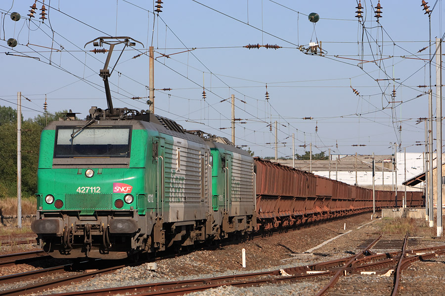 Vue de la BB 27112, une consoeur en v&eacute;hicule, avec une rame double de minerai &agrave; vide pour Dunkerque.