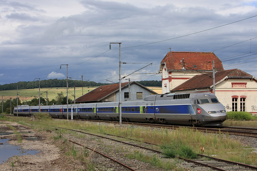 Vue près de Poix-Terron du TGV 2714, assuré par une rame TGV rénovée Lacroix.