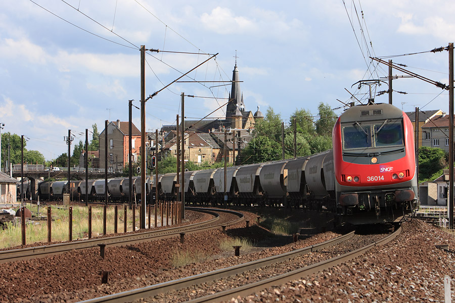 BB 36014 avec une rame de wagons c&eacute;realiers pour Dunkerque