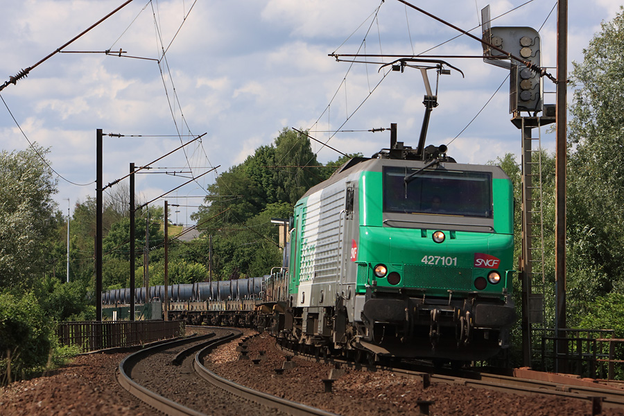 Le train 80497 Aulnoye - Reims, tract&eacute; par la BB 27101, arrive &agrave; Mohon BV.
