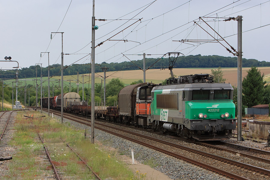 Le train 417300 passe &agrave; Poix-Terron pour Tergnier, issu du rammassage de dessertes.