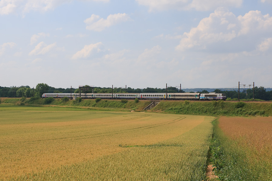 Une BB 7200 emm&egrave;ne pousse sa rame r&eacute;versible vers Paris-Bercy