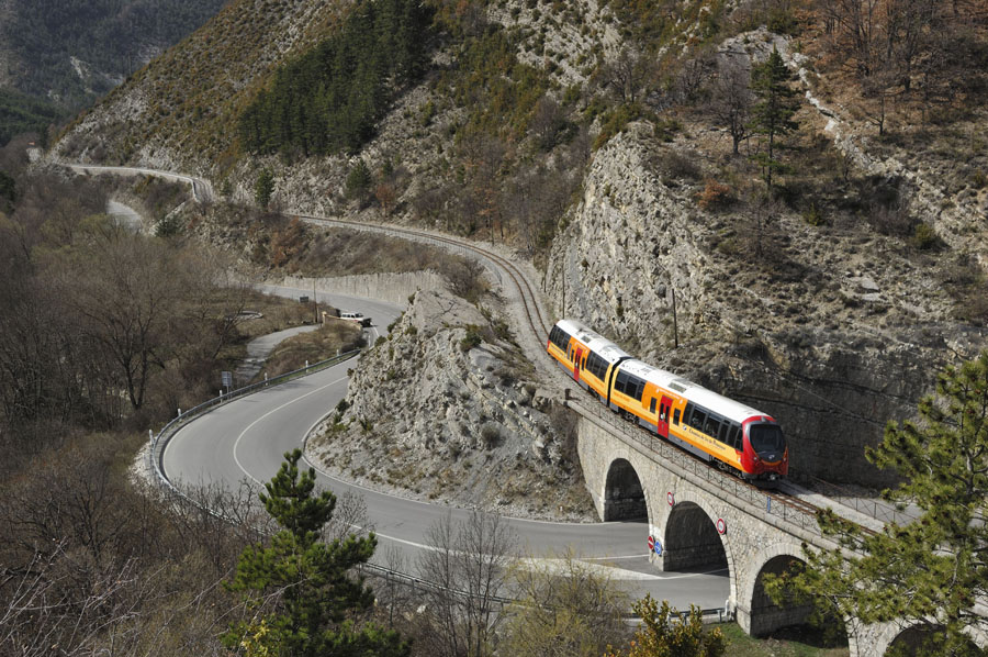 Autorail AMP traversant le viaduc de Moriez.