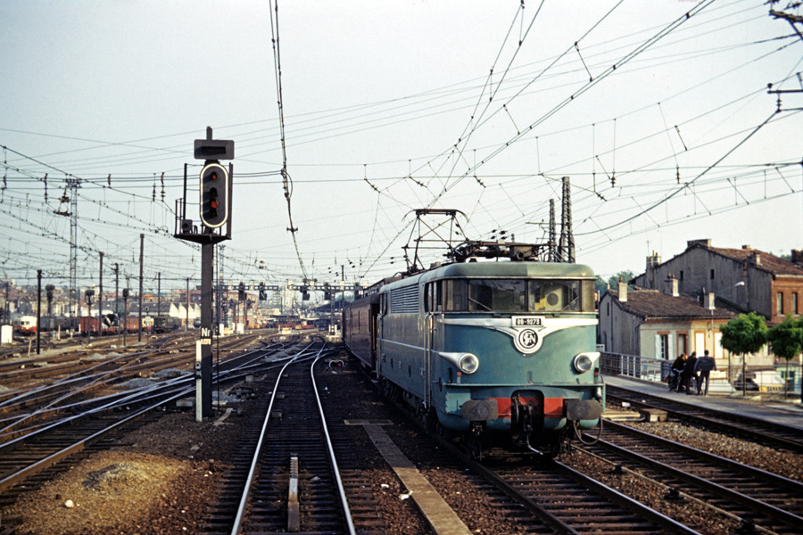 BB 9273 en gare de Toulouse en juin 1969.