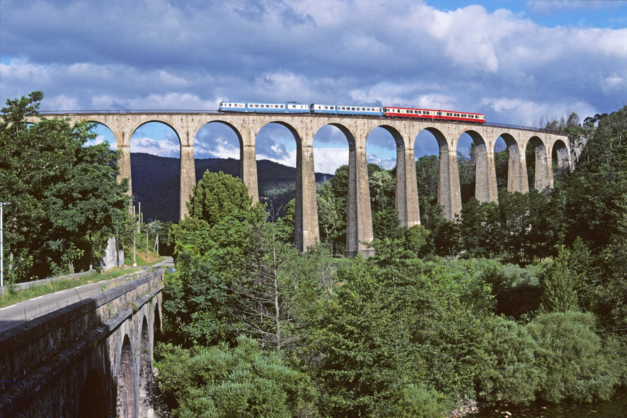 Couplage de X 2800 et X 4300 assurant la relation Langogne - Nîmes, traversant le viaduc sur le Luech à Chamborigaud (Gard), en juillet 1988.