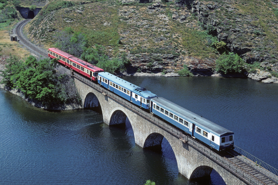 Couplage de X 4300 et X 2800 assurant la relation Nîmes - Langogne sur la retenue du Rachas à Prévenchères, en juillet 1988.