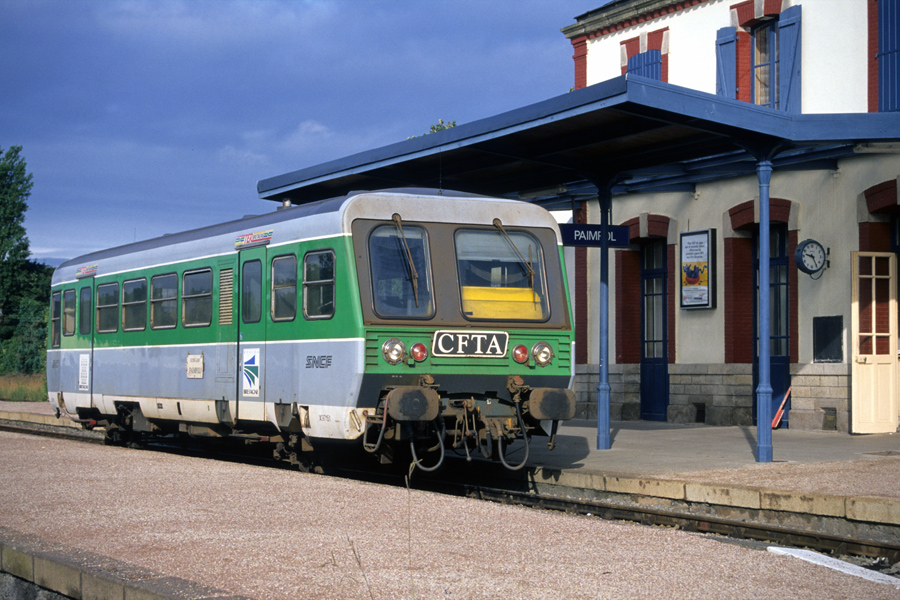 Un autorail X 97150 A2E de construction Soul&eacute; en gare de Paimpol en 1989.