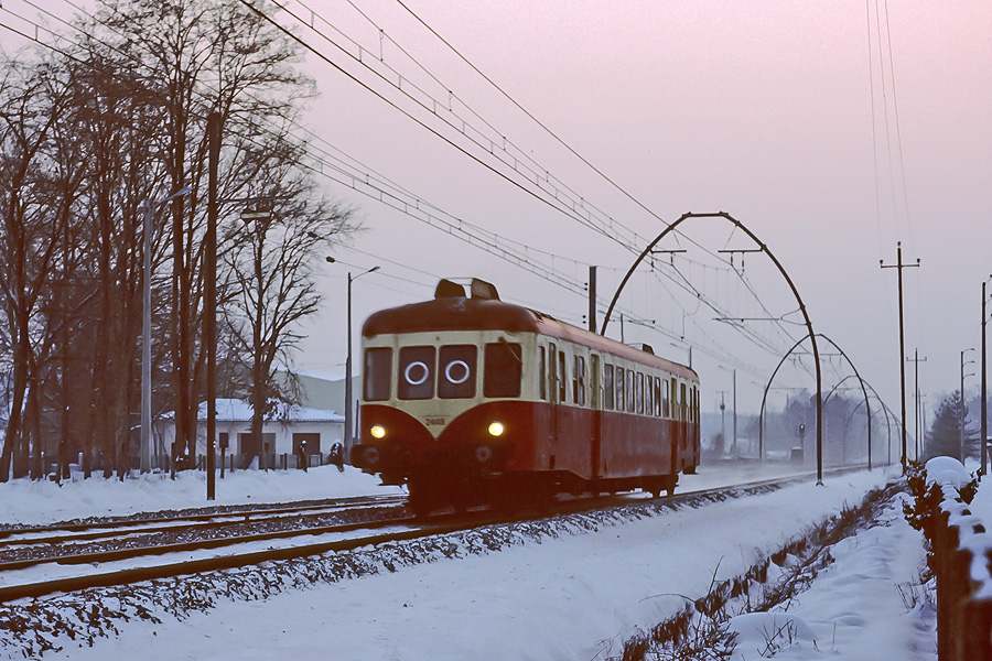 Dans l'hiver enneig&eacute; de 1987, un X 2400 assurant la liaison Mont-de-Marsan - Bordeaux passe &agrave; Gazinet-Cestas.
