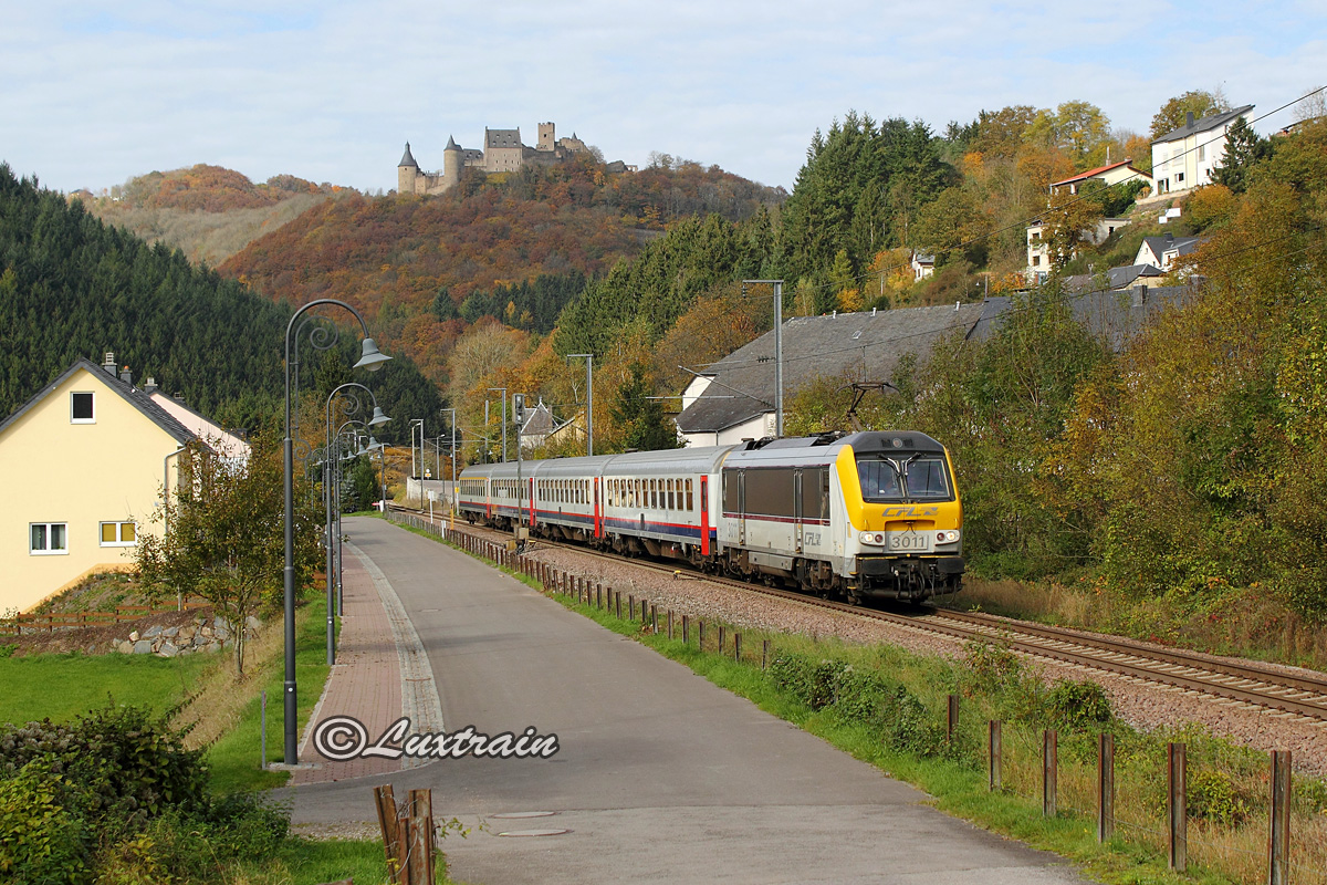 La 3011 CFL tracte l'IR 115 Liers - Luxembourg. Elle passe à Michelau avec en arrière-plan le célèbre château de Bourglinster.