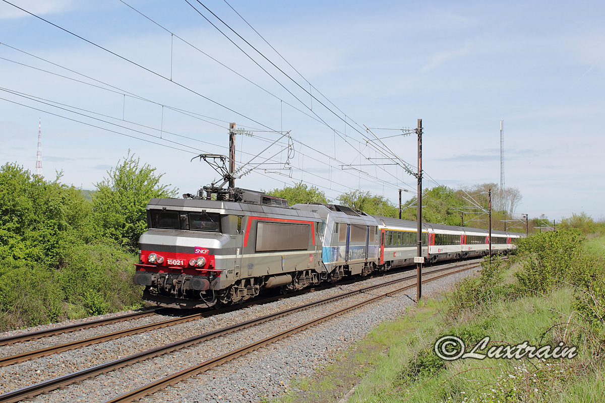 En cette matinée de mai, deux exotes des internationaux Luxembourg - Bâle sont vus à Kanfen. En tête la BB 15021, une des deux dernières BB 15000 à avoir circulé au Luxembourg et en véhicule la BB 26163 qui est une de deux Sybics "En Voyage" à être autorisées au Luxembourg.