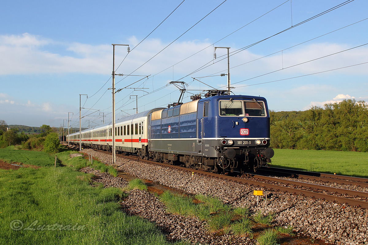 Dernière machine DB à porter la livrée bleue classique et encore en service actif, la 181 201-5 est vue en tête du train 132 à destination de Luxembourg.