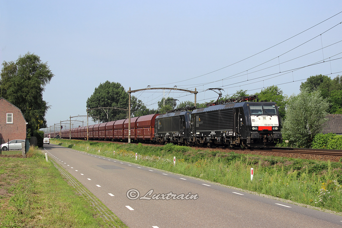 En raison de travaux sur la ligne reliant l'artère marchandise du Betouwe à l'Allemagne, une grande partie du trafic de marchandises est dévié via le point de frontière de Venlo.

Voici donc le 49507, rempli de charbon, et reliant Maasvlakte à Bottrop, en Allemagne.
