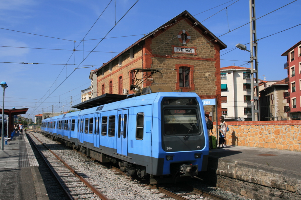 Une rame 200 de l'Euskotren à destination de Bilbao marque l'arrêt en gare de Deva.