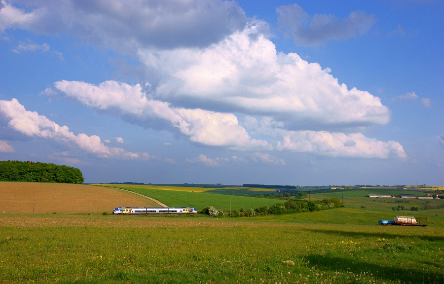 Avec l'espoir de voir quelques caravelles, j'ai visit&eacute; en ce jour d'orage d'avril les lignes de l'&eacute;toile de Sarreguemines. Le TER 834706 de Bitche &agrave; Sarreguemines, cependant, a &eacute;t&eacute; effectu&eacute; par un AGC en livr&eacute;e "Metrolor".