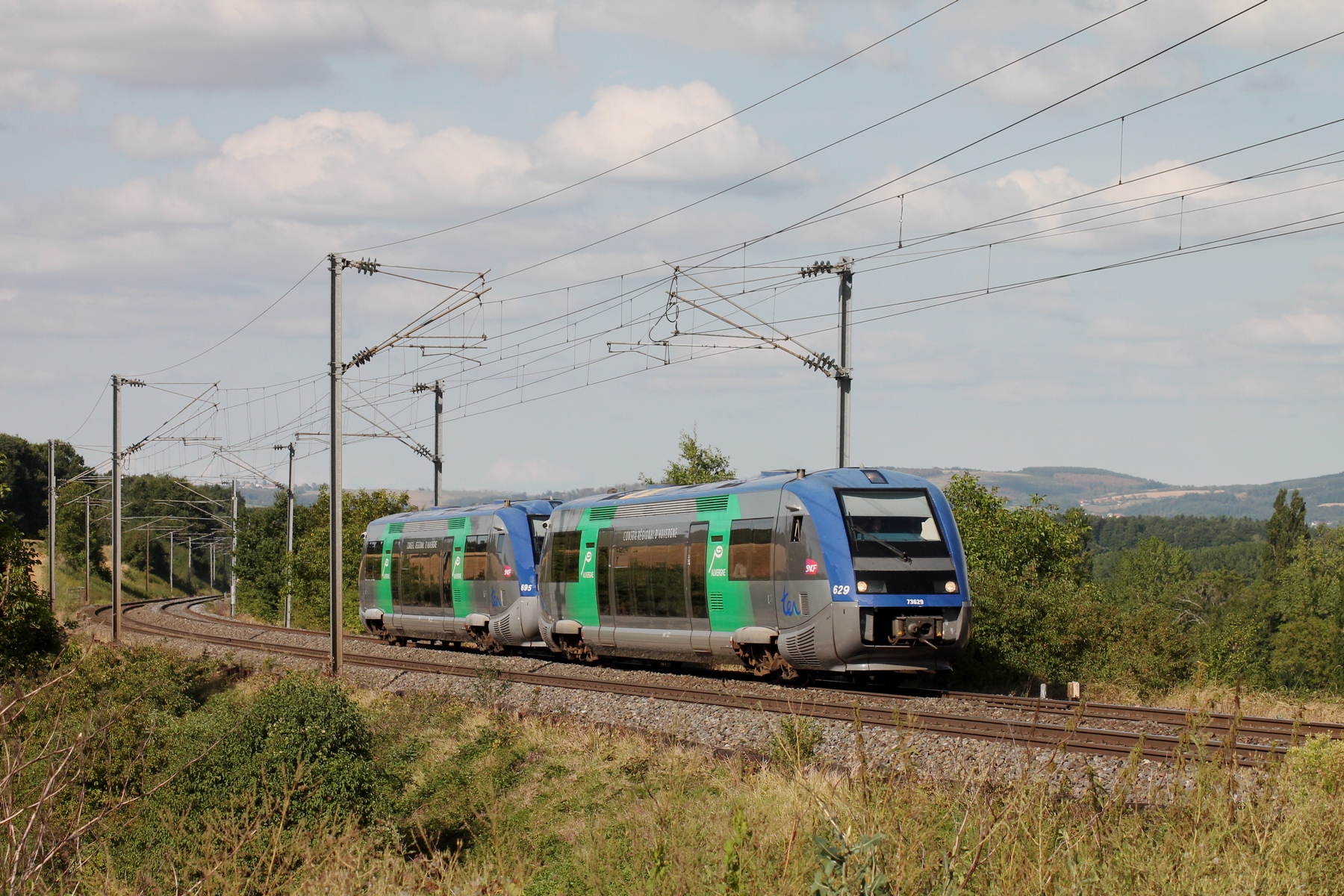 En cette fin d'après-midi où le mercure est monté très haut, le X 73629 accompagné du X 73695 appartenant tous 2 à TER Auvergne, descendent direction Clermont-Ferrand.