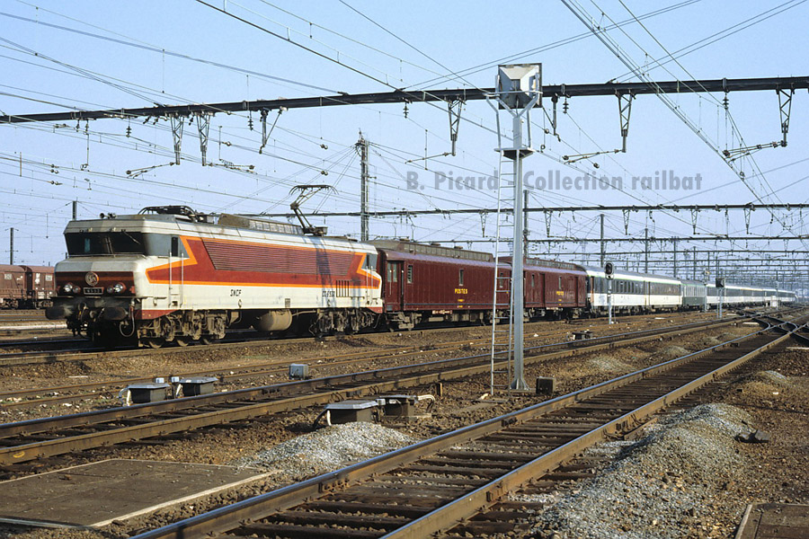 La CC 6532, en charge d'un train Corail en provenance de Paris-Austerlitz, entre en gare des Aubrais-Orléans.