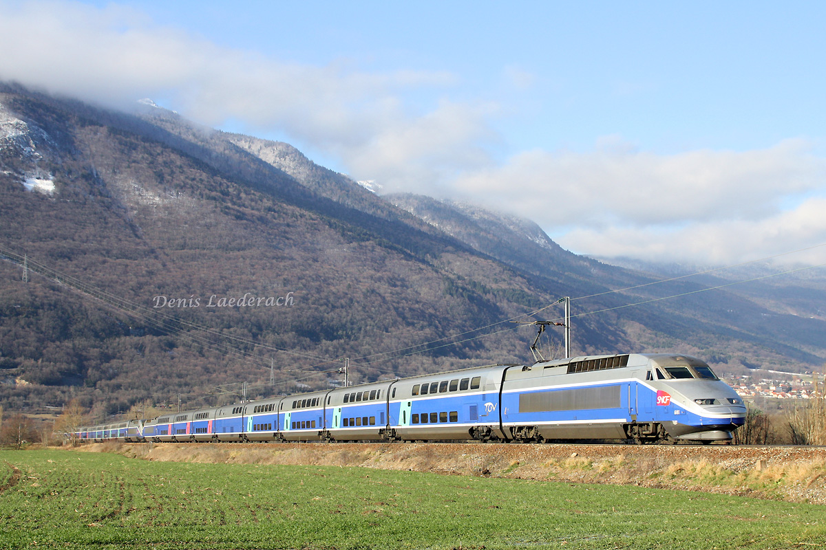 La rame Réseau-Duplex n°601 assure le TGV 6503 en unité multiple avec la rame Duplex n°245 qui assure elle le TGV 6473.