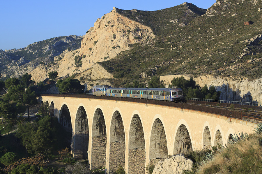 C'est de bon matin sur la ligne de la C&ocirc;te Bleue, que la RIO PACA modernis&eacute;e 171 et la BB 67573 assurent le TER N&deg; 879727 sur le Viaduc de Corbi&egrave;res entre mer M&eacute;diterran&eacute;e et relief montagneux.