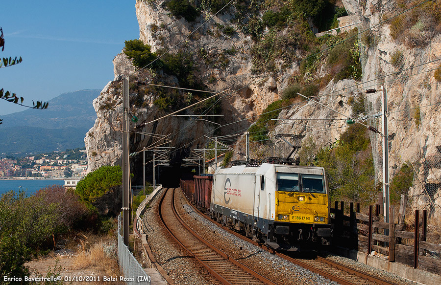 La E186.171 Euro Cargo Rail passe dans la localit&eacute; de Balzi Rossi, pr&egrave;s de la fronti&egrave;re avec l'Italie, tirant le train n&deg;49393 Irun - Vintimille (avec la destination finale Seregno).