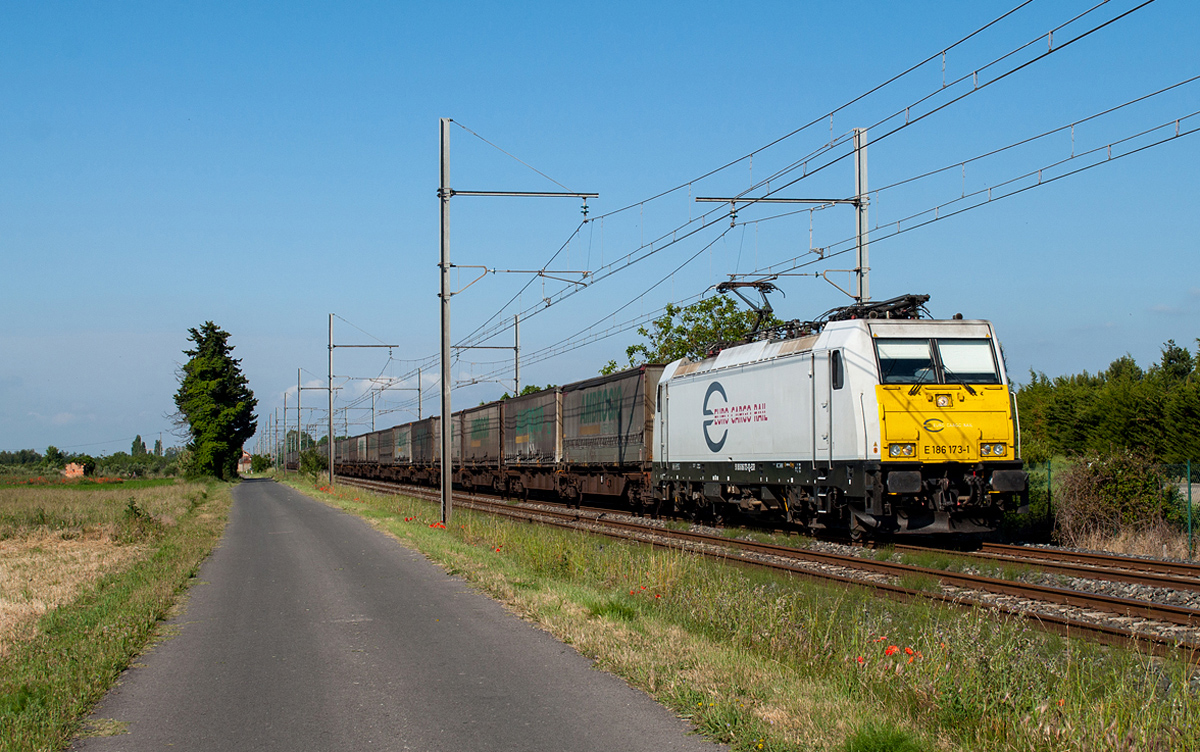 La 186.173 d'Euro Cargo Rail passe près de Bezouce avec un train de marchandises de Bayonne à Candiolo.