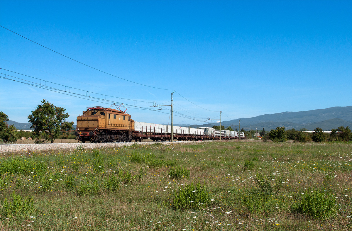 La E626.311 de TFT - "Trasporto Ferroviario Toscano" (ancien LFI -. "La Ferroviaria Italia") passe près d'Arezzo avec un train de marchandises de Bibbiena Arezzo.
