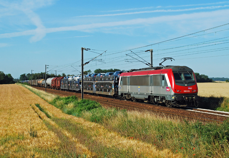 La belle BB 36029 vient de passer la gare de Ormoy-Villers, et se dirige vers la Belgique.
