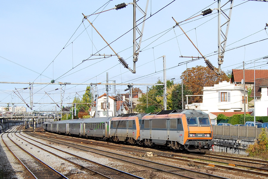 La BB 26030 assure le Corail InterCités 3360 Caen - Paris-Saint-Lazare directement suivie par la BB 26036 en véhicule. Le train s'apprête à passer en gare de Houilles-Carrières-sur-Seine.
