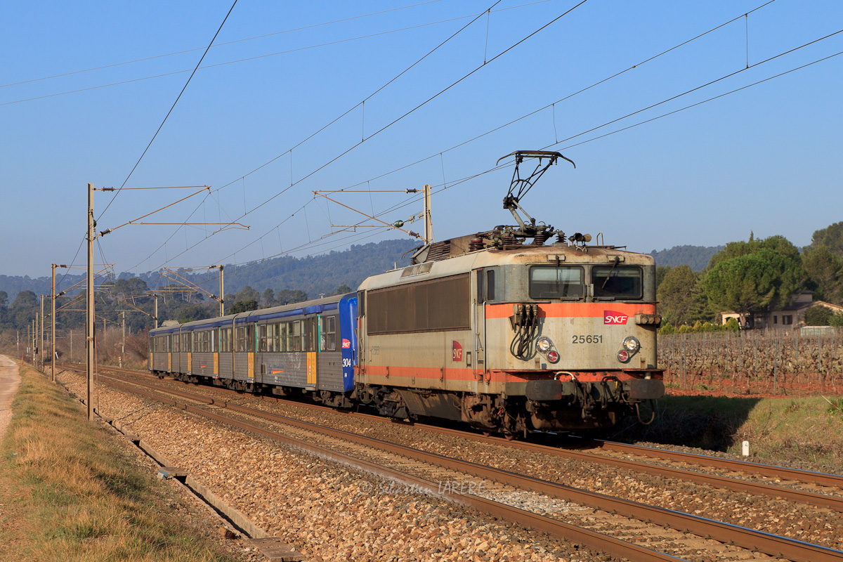 Aperçue au petit matin dans la ligne droite de Taradeau, la BB 25651, en charge du TER N° 881653 reliant Toulon aux Arcs-Draguignan, arrivera à son terminus dans quelques instants.