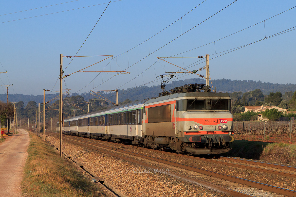S'apprêtant à desservir la gare des Arcs-Draguignan, l'ex-Corail Lunéa N° 4282/4283 (sans la tranche Luxembourg) est vu sur la commune de Taradeau. La 22337 en assure la traction.