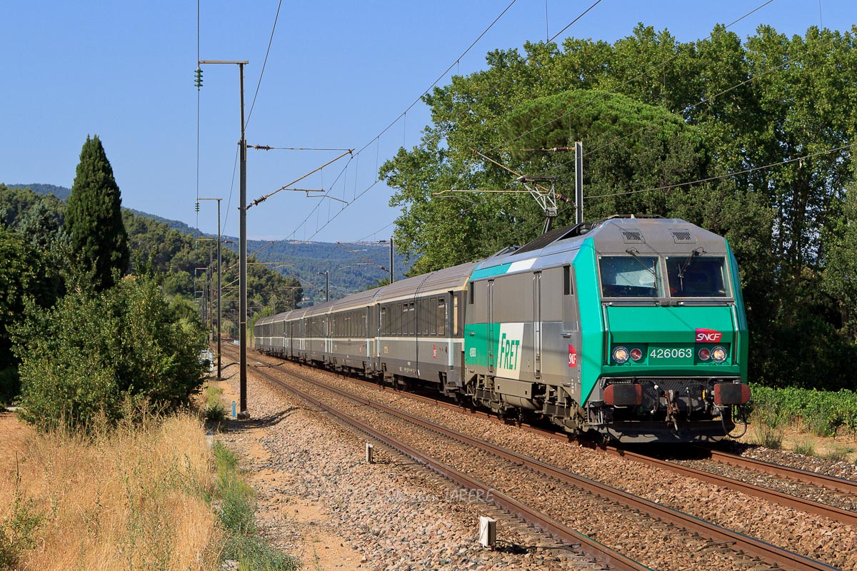 Traversée imminente de la gare de Cuers (83) pour cet Intercités n° 4764 Nice-Ville - Bordeaux-St-Jean. La BB 26063, récemment repeinte en livrée Fret, est à la traction.
