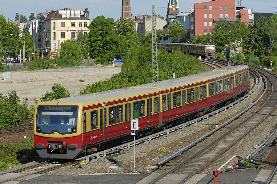 Une rame BR 481 du S-Bahn (ligne S75) de Berlin arrive en gare d'Ostkreuz.