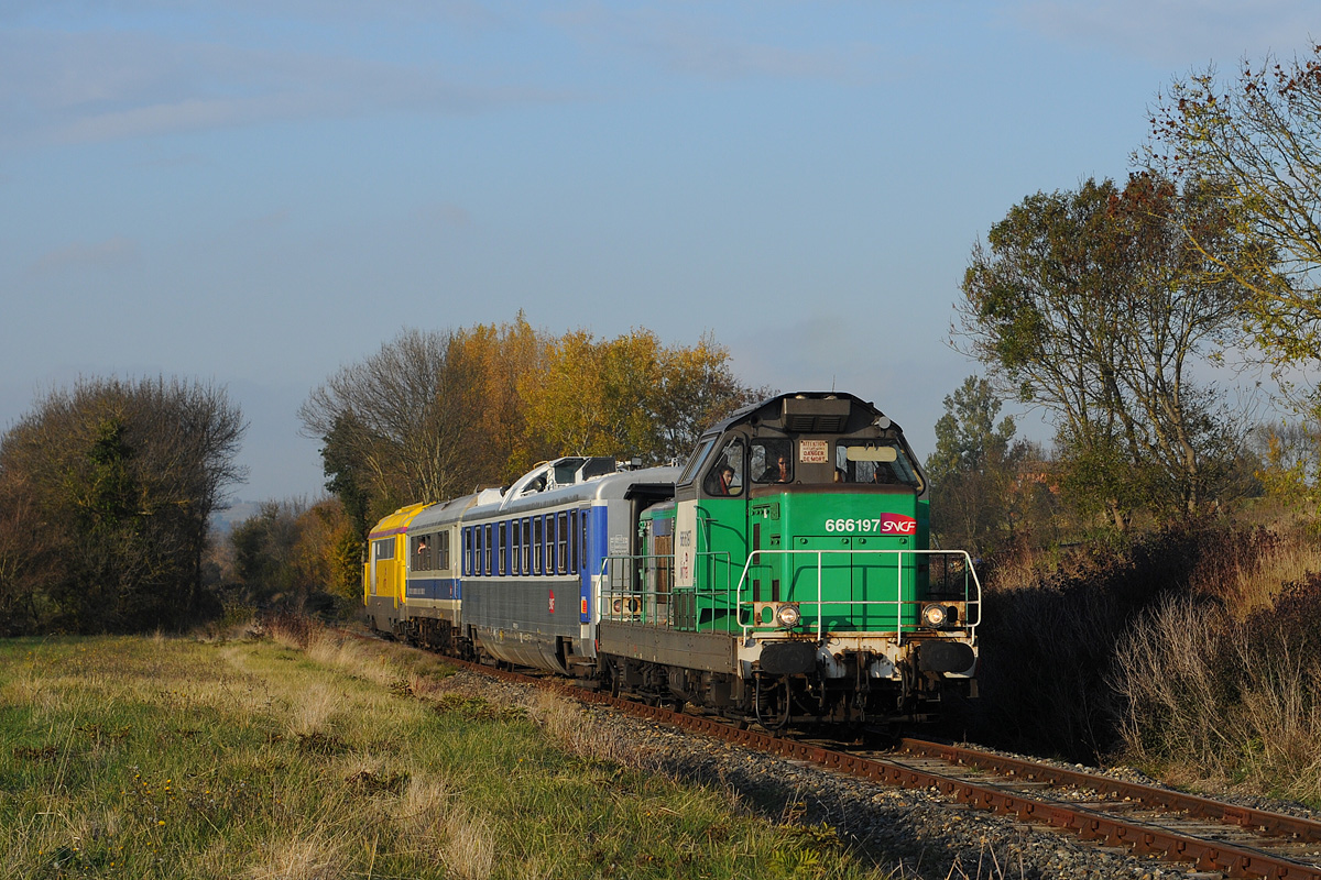 Comme chaque année en novembre, une tournée Mauzin-IES s'engage sur la VUTR Castelnaudary - Revel. En 2010, la BB 66197 était à la tâche en compagnie de la BB 67423, fait rarissime sur cette ligne plutôt habituée aux BB 66000 / 69000 et Y 8000.