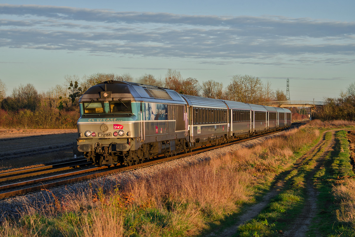 C'est sous une lumière de coucher de Soleil que la CC 72151 assure l'Intercités 1840 reliant Belfort à Paris-Est.