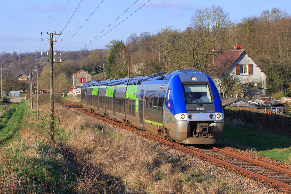 Ce Bibi assure la relation dominicale Le Tréport - Paris Nord. Anciennement, ce train était assuré par une BB67400 et une RRR.
Le train passe à l'ancien BV de Gourchelles, que l'on peut observer à l’arrière plan de cette photo.