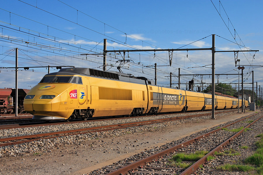 Peu après la gare de Sorgues, le TGV Postal numéro 6995, en provenance de Paris arrivera dans quelques dizaines de minutes à sa destination, Cavaillon.