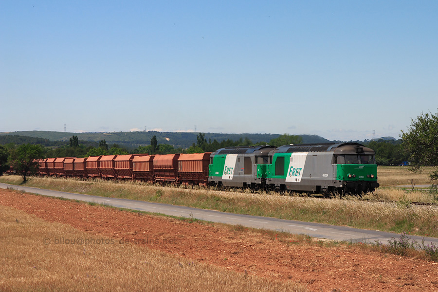 Peu avant Aix-en-Provence Ville, cette UM de BB 67400, compos&eacute;e des 67534 et 67508, assure le MA100 95521 Fos - Gardanne, avec un train entier de bauxite. &Agrave; noter &eacute;galement la pousse de 2 autres 67400.