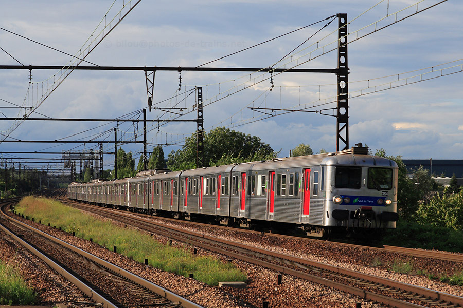 Assurant le Transilien 152963 Paris - Montereau, cette triplette de Z 5300, men&eacute;e par la 5364, passe en gare de Cesson.