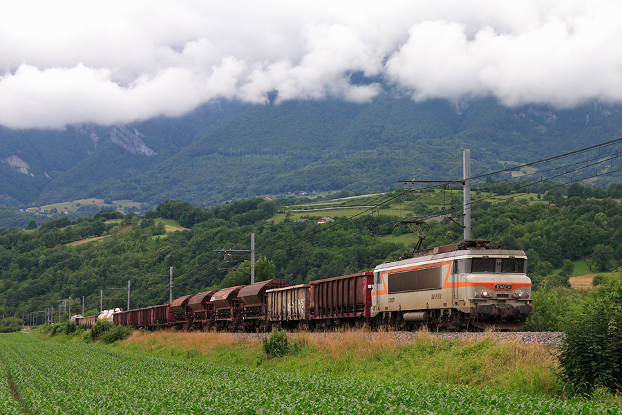 Passage &agrave; Gilly-sur-Is&egrave;re du train de fret num&eacute;ro 439717 Amb&eacute;rieu - Alberville, tract&eacute; par la BB 7412.