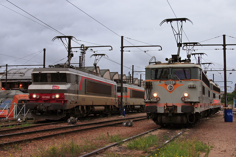 Présence assez inhabituelle de la BB 7292 au dépôt du Charolais. On la voit ici en compagnie des BB 88500 assurant les remontes en gare de Paris-Lyon.