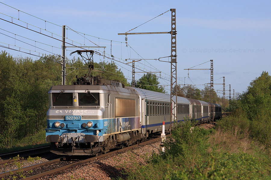 Peu avant Tournus, la BB 22307 assure le W 742105 de Dijon à Lyon.